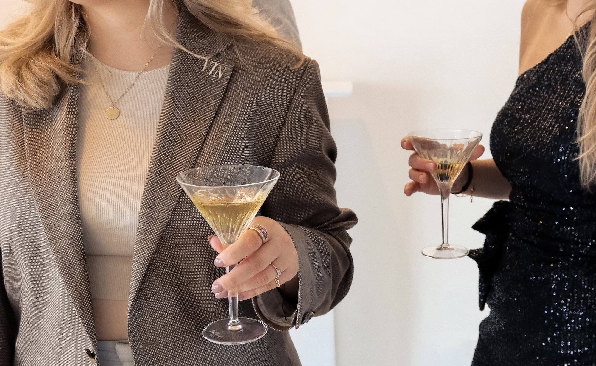 groep vrouwen met cocktailglas in de hand