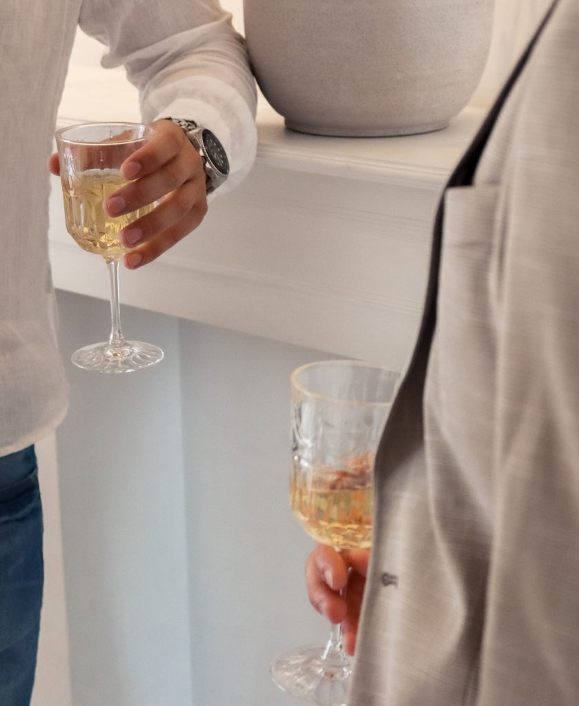 man en vrouw met een glas campagne in hun hand